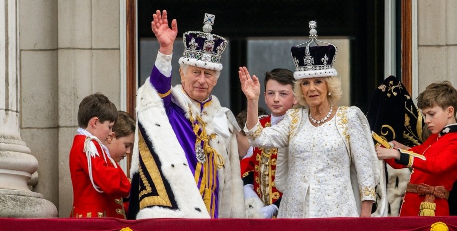 Король Чарльз, букингемский дворец, король чарльз в короне, коронация короля чарльза, королева Камилла