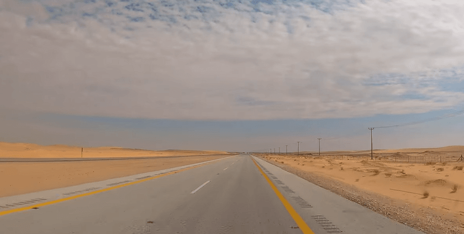 Тільки прямо і вперед: як виглядає найдовша у світі пряма дорога без жодного повороту