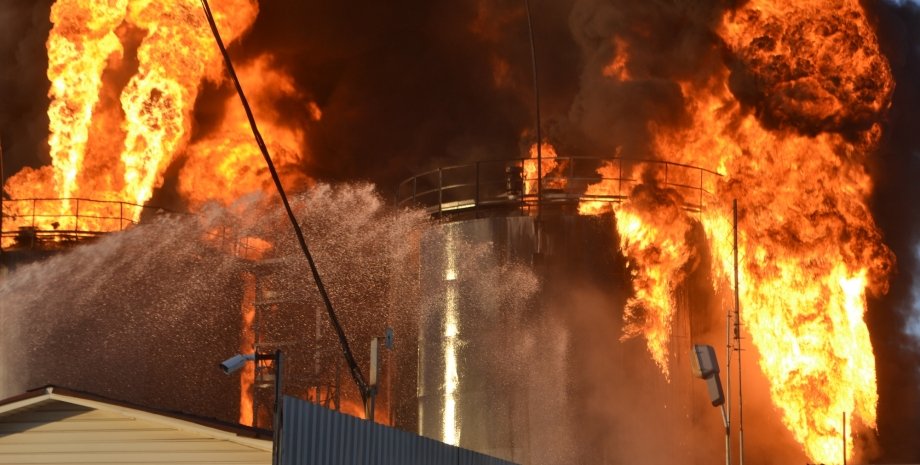 Пожар на нефтебазе "БРСМ-Нафта" / Фото: Facebook.com/Zoreslavko, ГСЧС