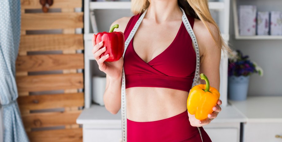 Дівчина тримає в руках солодкий перець