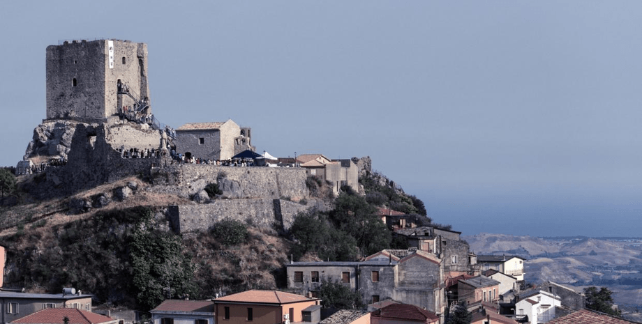 Деревня Белькастро, деревня в которой нельзя болеть, без медицинской помощи, система здравоохранения, мэр города, шутливая провокация,
