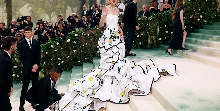 Джиджи Хадид, Met Gala 2024, лестница, люди