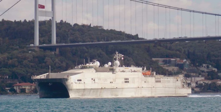 Судно Yuma проходит Босфор.  Фото: Twitter / Yörük Işık