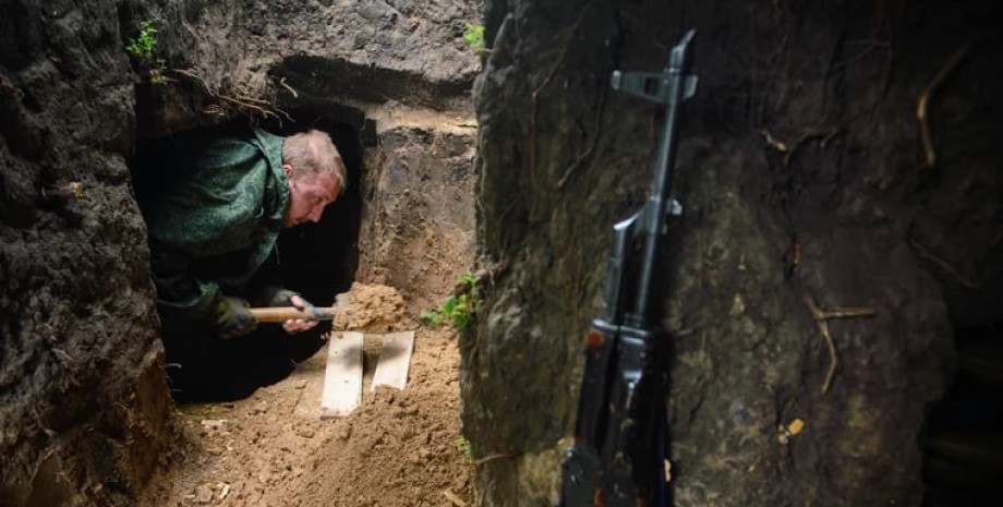 Російський солдат риє окоп Солдат, окоп, ЗС РФ, оборона, війна в Україні