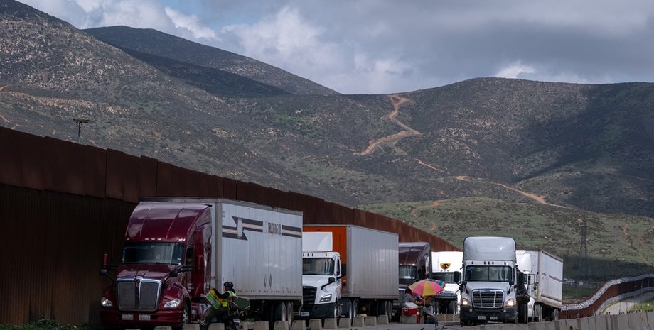 Водители грузовиков в Мексике не могут справиться с кражами