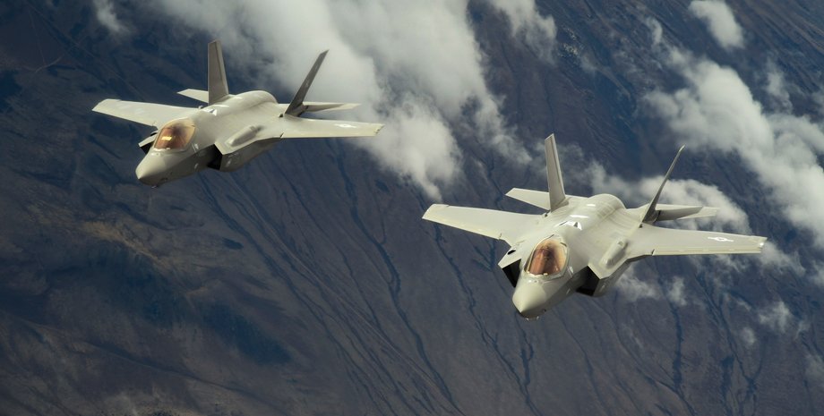 два самолета в небе на фоне облаков, самолет F-35B, истребитель F-35B