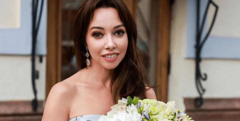 Екатерина Кухар, здание, букет цветов