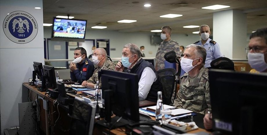 Центр оперативного управления ВВС Турции во время атаки на курдов. Фото: АА