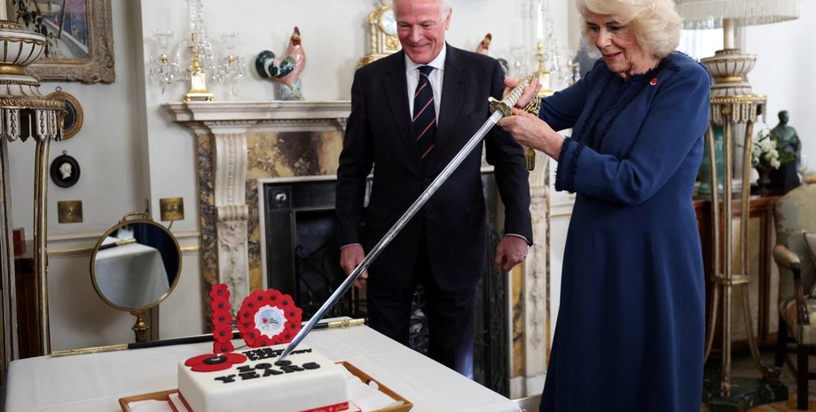 королева Камилла, мужчина, торт, меч