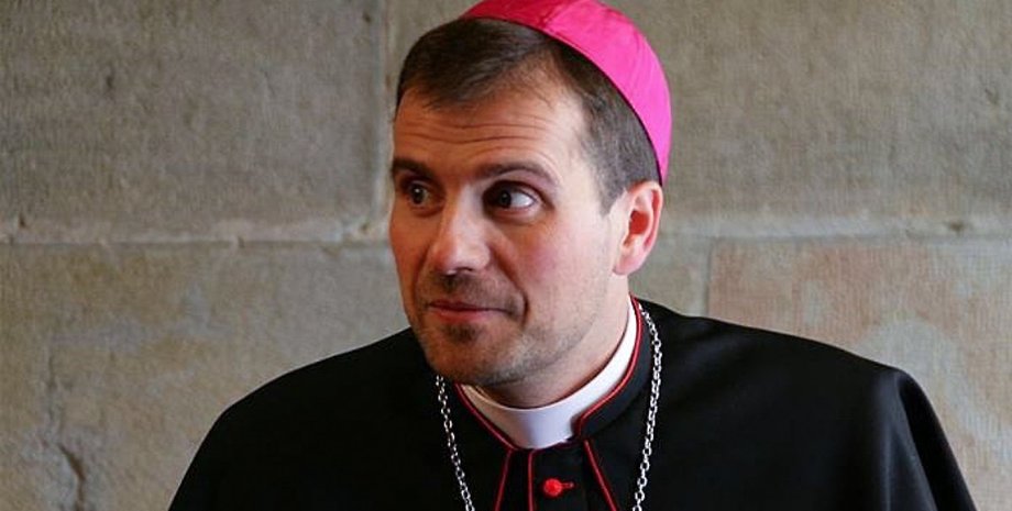 Колишній католицький єпископ, церква