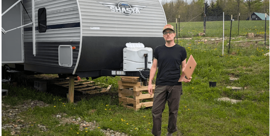 Американский программист Шон Кей возле своего трейлера