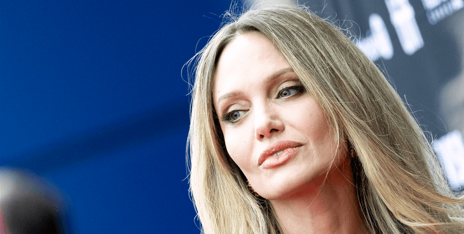 Анджелина Джоли расплакалась из-за своей матери