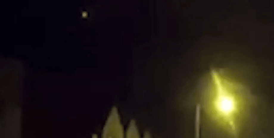 Необычный свет в небе, небо, метеор, космический мусор, сияние, ночное небо, отец с сыном, фонарь, столб, скрытая камера