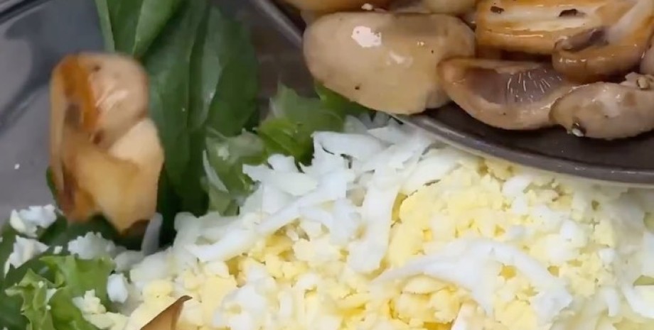 салат із беконом, яйцем і грибами, кулінарні рецепти