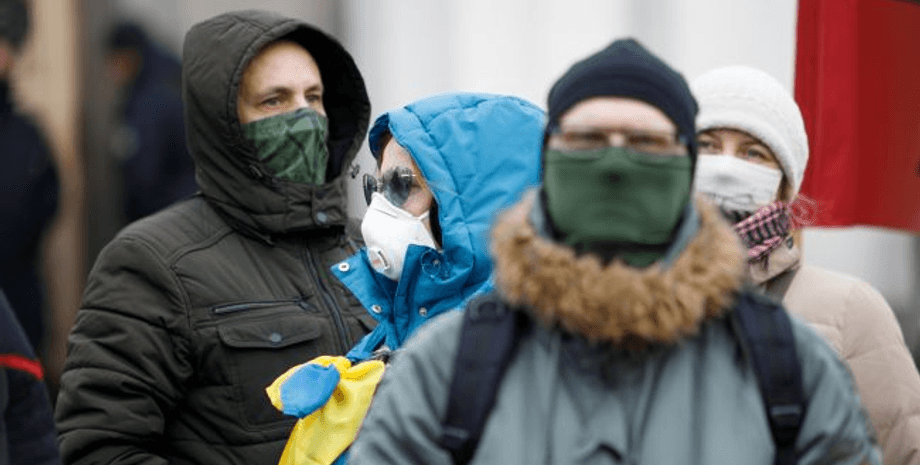 люди в масках на улице