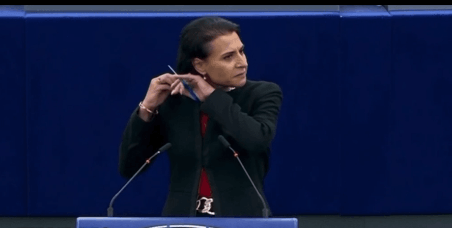 Абир Ас-Сахлани, флешмоб Иран, поддержка протеста в Иране, протесты в Иране, убийство Махсы Амини, полиция нравов