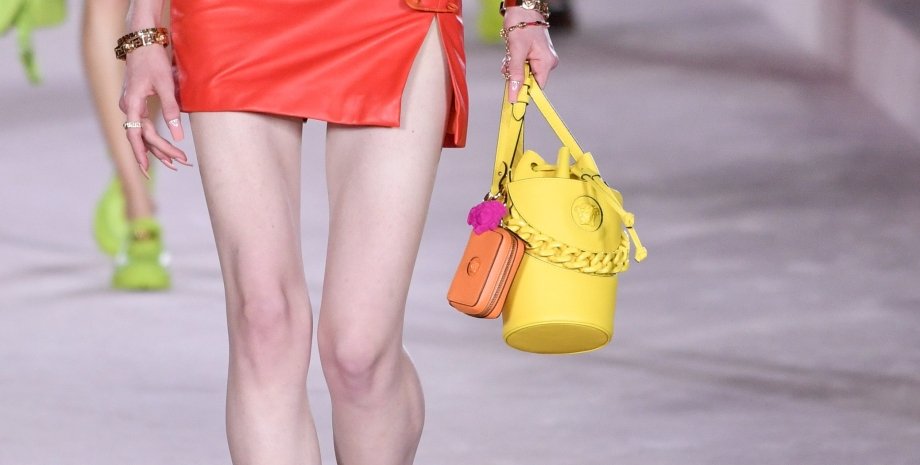 Versace, сумка ведро, женская сумка, модная сумка, модные тренды, тренды весна 2022