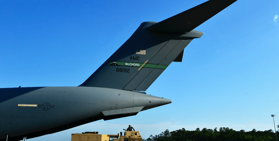 РСЗО HIMARS, самолет C-17 Globemaster III,