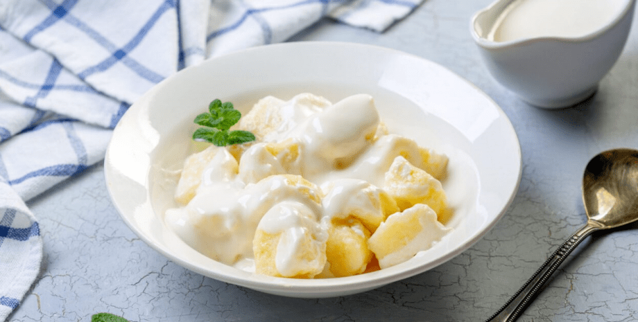 ліниві вареники вареники, сметана, тарілка, ложка, їжа, страва