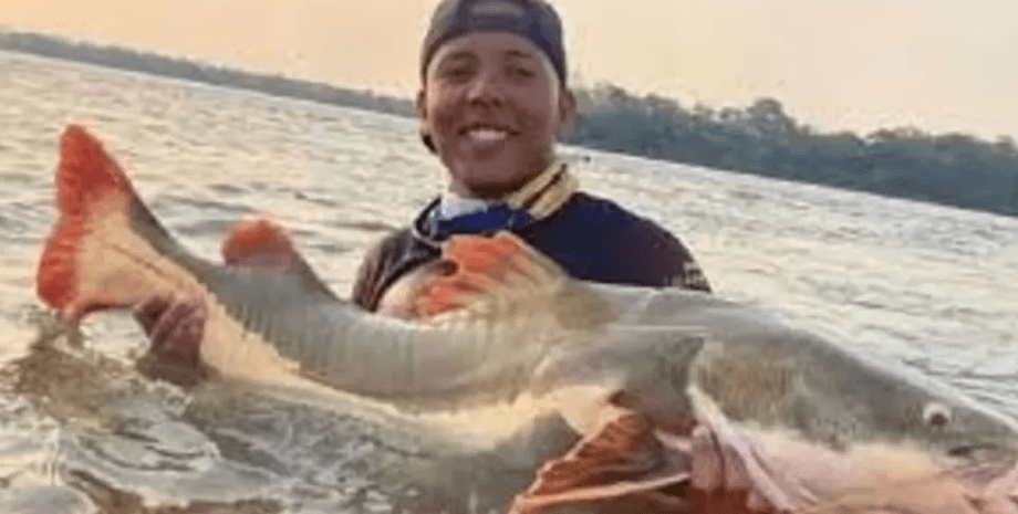 Мужчина погиб на рыбалке, крупный улов, поймал на крючок, несчастный случай, гигантская рыба, сом, рыба утащила мужчину