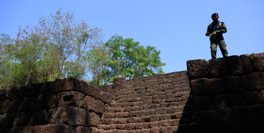 Тайский солдат патрулирует границу с Камбоджей