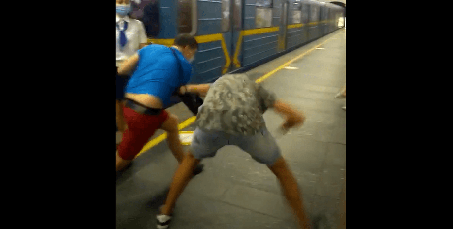 драка, метро, арсенальная, станция метро, драка в метро, станция арсенальная, киев, маска, медицинская маска