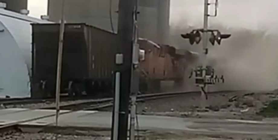 В США поезд сошел с рельсов В США поезд сошел с рельсов, поезд, локомотив, вагон поезда, подросток подстроил аварию, ролик для YouTube,