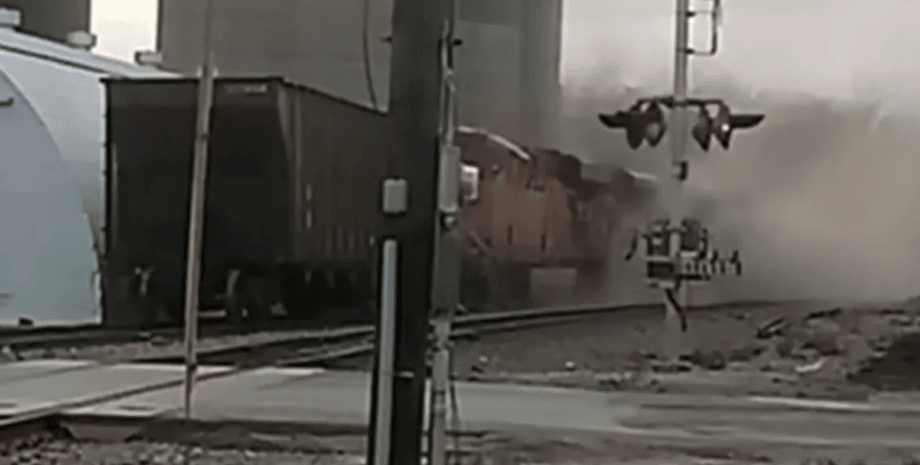 У США поїзд зійшов з рейок, поїзд, локомотив, вагон поїзда, підліток підлаштував аварію, ролик для YouTube,