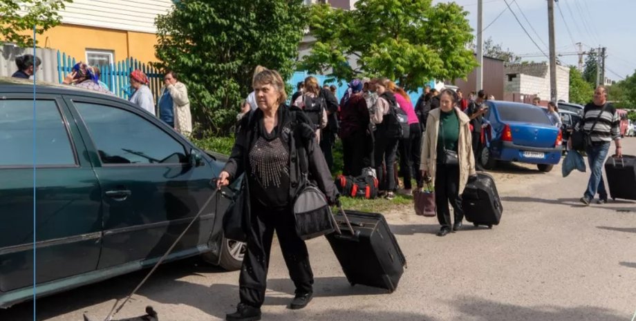 Польський уряд вирішив змінити правила надання допомоги у центрах утримання біженців з України, написало "Польське радіо"