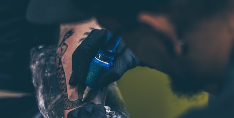 тату майстер, татуювання, набиває тату, татуювання на руці, майстер тату