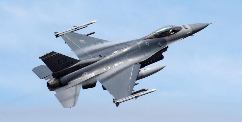 Літак F-16, допомога Україні, підсилення України у повітрі, Захід допомога Україні, підтримка України, США допомога Україні