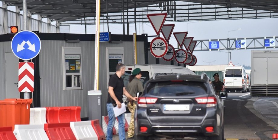 На границе с Польшей в анкетах, которые заполняют украинцы на получение номе PESEL, нет вопросов о Бандере