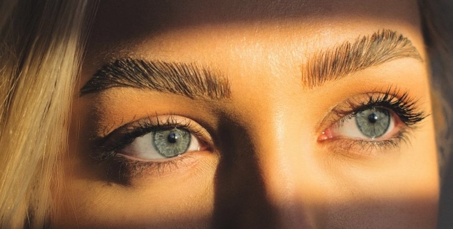 голубые глаза