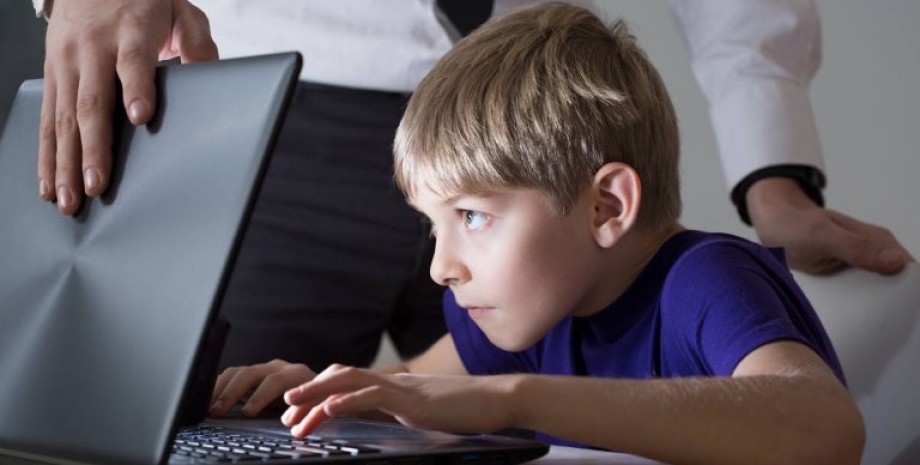 ребенок за компьютером, дети в интернете, защита детей в интернете, ограничения онлайн-платформ, соцсети