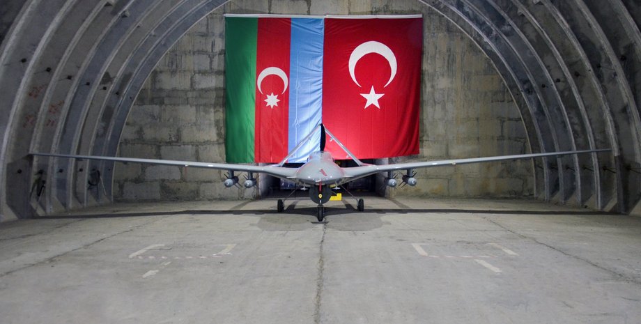 ударний БПЛА Bayraktar TB2 в ангарі, прапор Туреччини