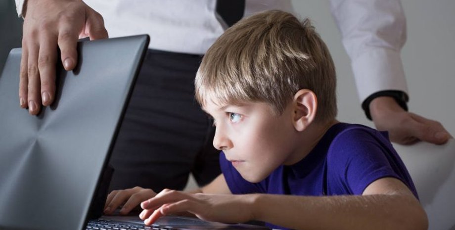дитина за комп'ютером, діти в інтернеті, захист дітей в інтернеті, обмеження онлайн-платформ, соцмережі