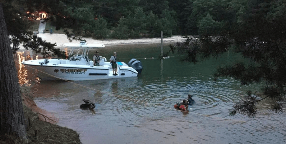 Аквапарк в США, озеро Ланьер, проклятое озеро, озеро с приведеньями, пугает людей, парк развлечений, водные горки, много смертей