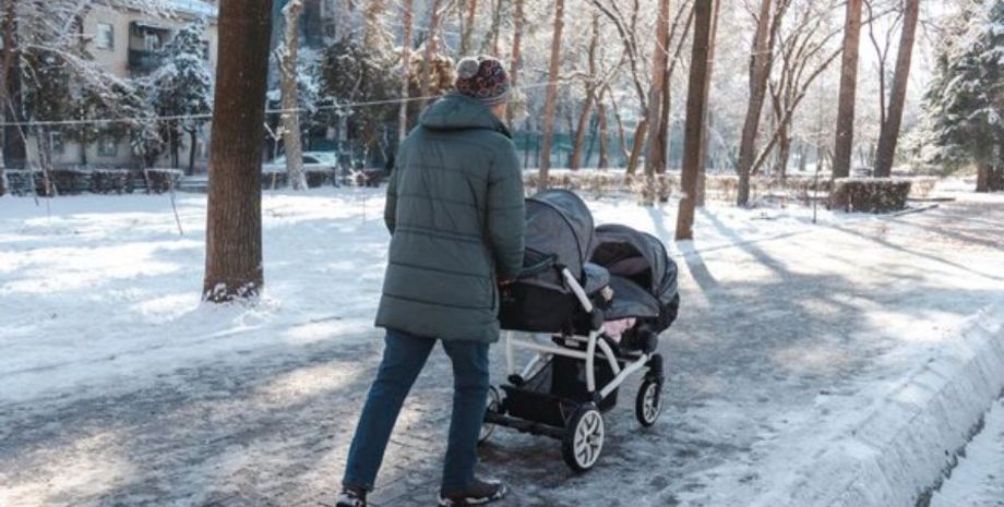 Чоловік знайшов на вулиці двох маленьких дівчаток, що з ними сталося, деталі та всі подробиці пригоди