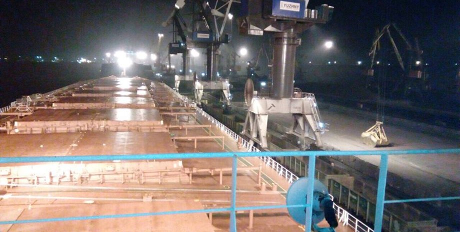 Сухогруз с южно-африканским углем в порту Южный / Фото: Facebook