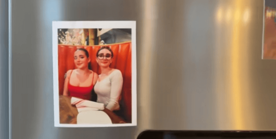 Фото дочерей, сестры, фото на холодильнике, две дочери, любимая собака, фото собаки, собака главная в доме, отец любит собаку, TikTok,