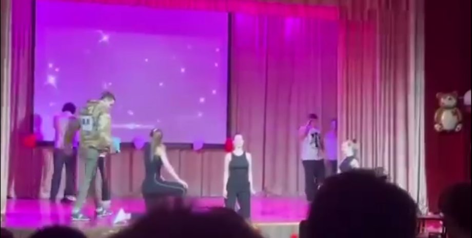 новости киева, школа 309, избиение военного, сценка с избиением военного, оксен лесной