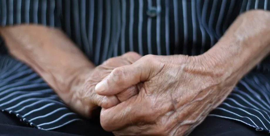 руки стара людина
