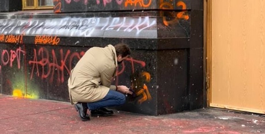 Николай Давыдюк,  свастика, вандализм, Офис президента, сергей стерненко, Дело Сергея Стерненко