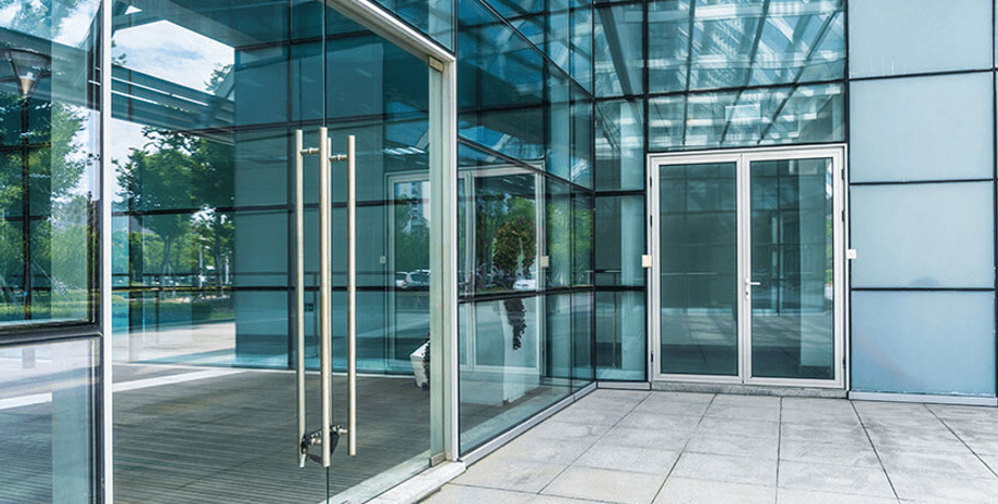 Стеклянная дверь, дверь, стекло, патио в гостиничном номере, гостиница, отель, курьезы, травма, суд, разрезало ногу, иск