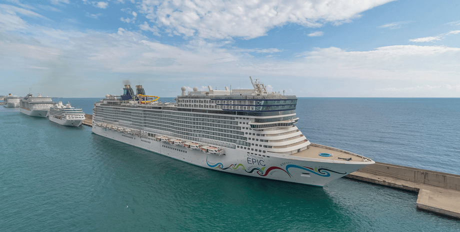 30 мая сильный ветер внезапно сорвал с причала крупный круизный лайнер Norwegian Epic