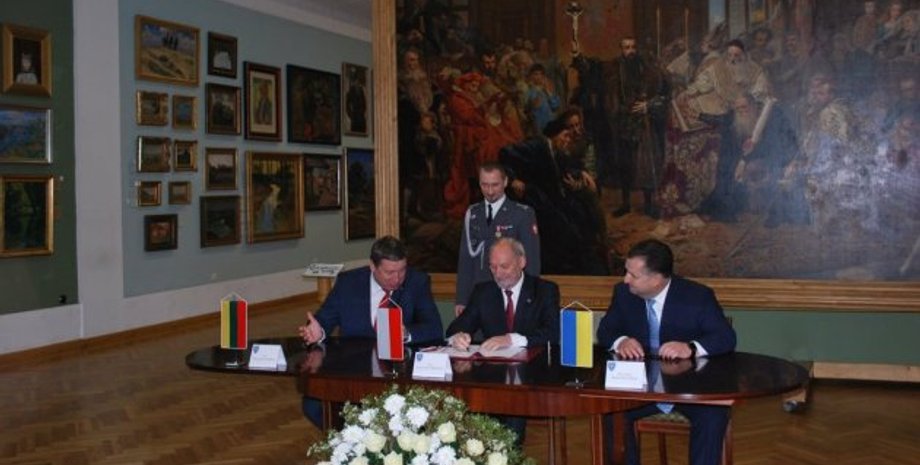 Степан Полторак, Антони Мацеревич и Раймондас Кароблис / Фото: Укринформ