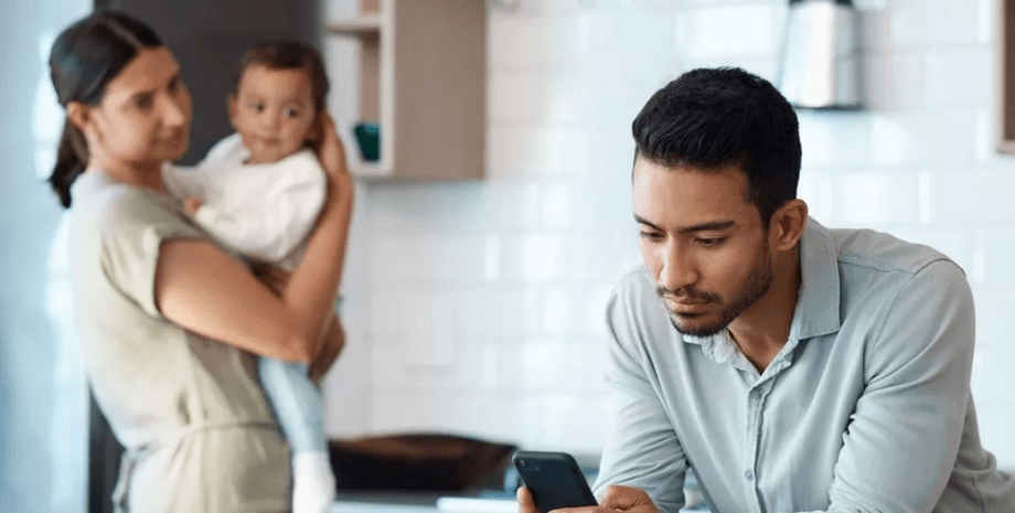 сім'я, чоловік, жінка з дитиною