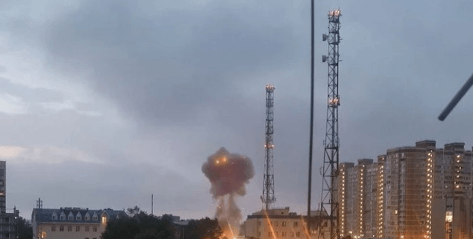 Оперативні служби працюють на місці падіння уламків. Ілюстративне фото