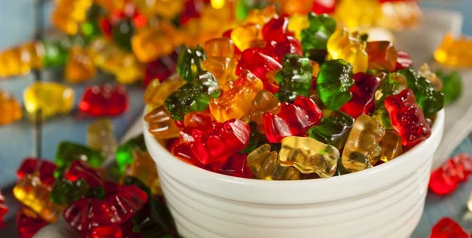 В Украину могли попасть опасные конфеты