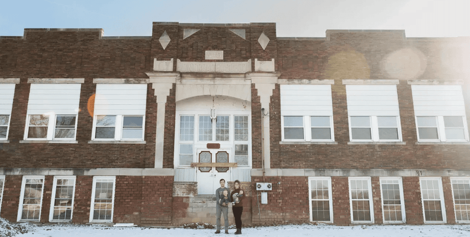 Подружжя купило занедбану школу, школа, навчальний заклад, ремонт школи, ремонт будинку, 100 років школі, переїзд у новий будинок